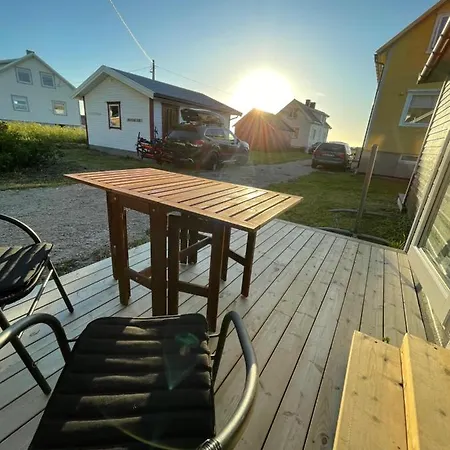 Lofoten_beach_eggum_cabin